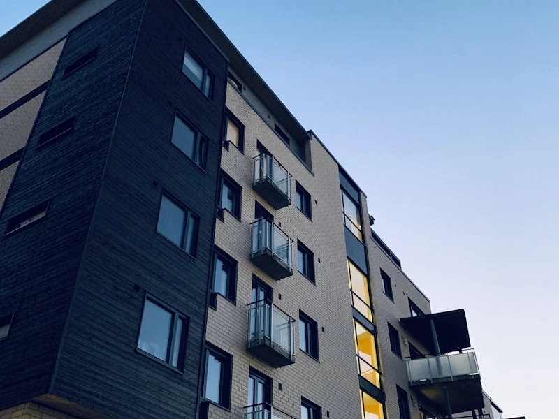 photo-1545324418-cc1a3fa10c00